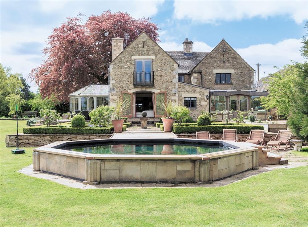 Cotswold Farm in The Camp, near Stroud, Gloucestershire sleeps 11