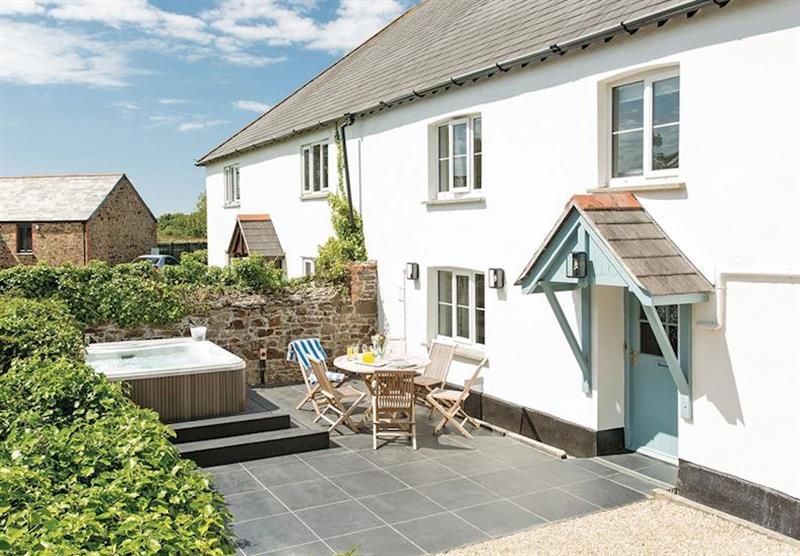 Hot tub and garden at the Godolphin Cottage 2 at Burn Park in Stratton, Nr Bude