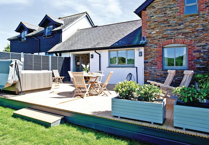Hot tub and garden in the Hopton Cottage 2 at Burn Park in Stratton, Nr Bude