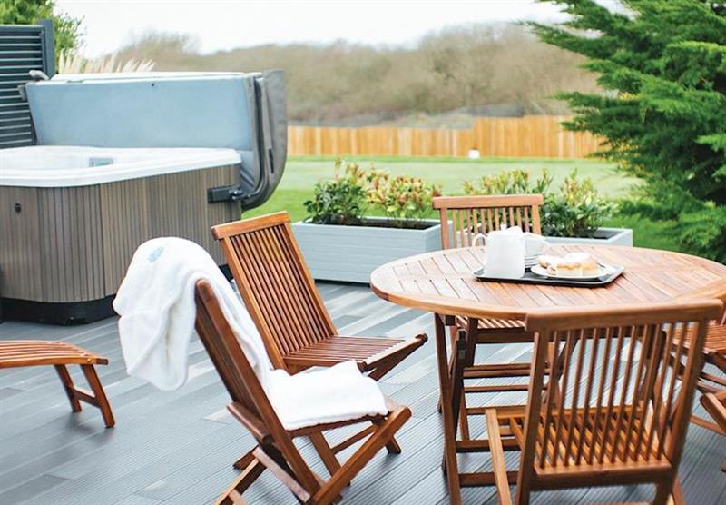 The terrace and hot tub in Bevill Cottage 2 at Burn Park in Stratton, Nr Bude