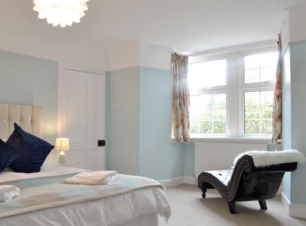 Goo-sized double bedroom at Burnbrae Cottage in Bridgend of Lintrathen, near Forfar, Angus
