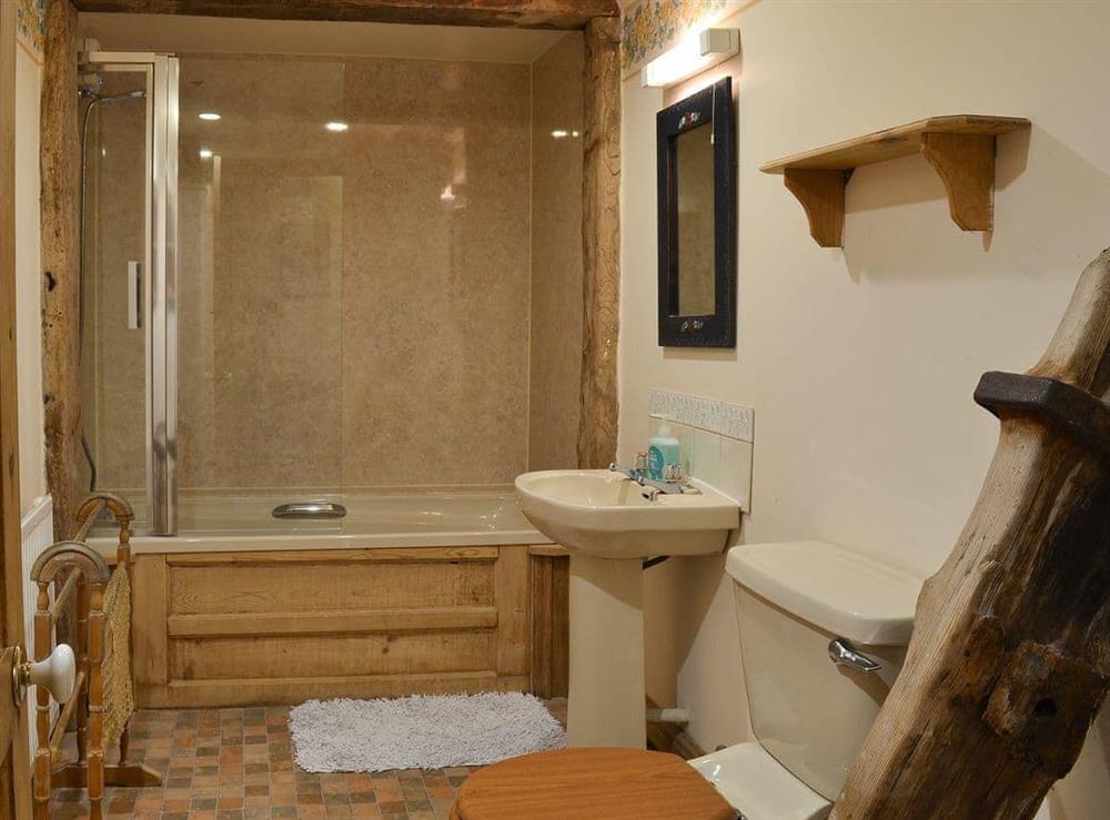Wonderfull bathroom with shower over bath at Gardener’s Rest, 