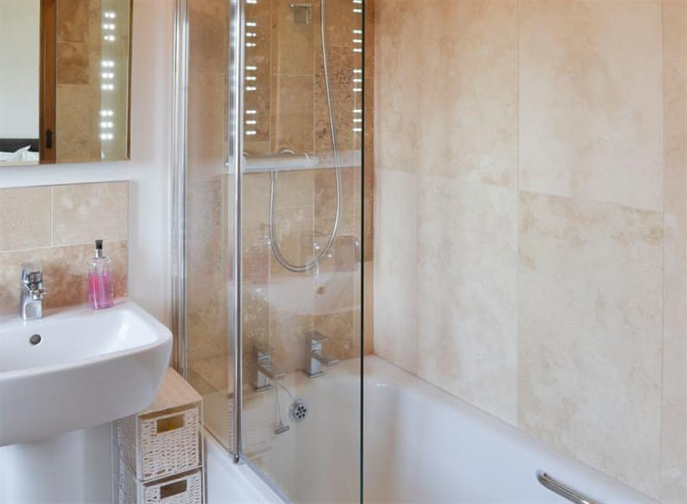 En-suite bathroom with shower over the bath at The Stables, 