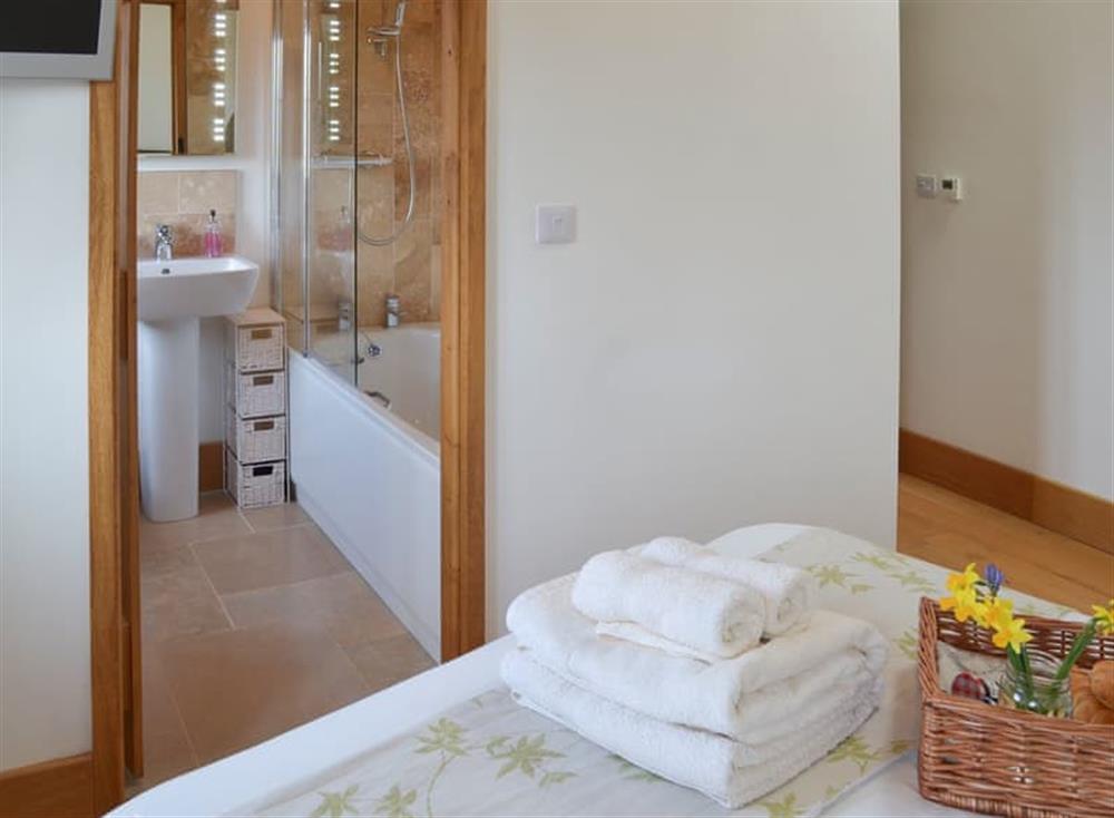 Relaxing double bedroom with en-suite at The Stables, 