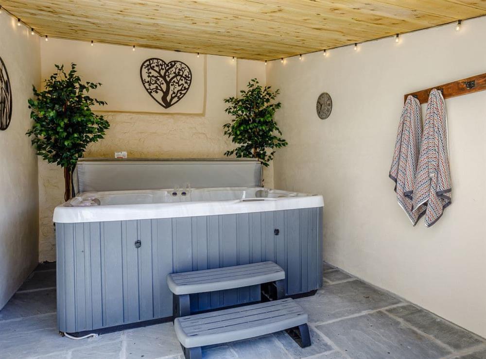 Hot tub at Knoll Cottage, 