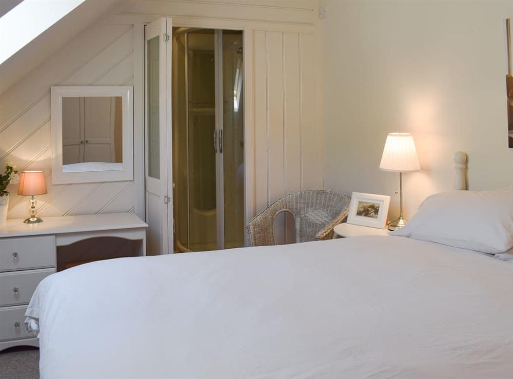 Comfortable double bedroom with en-suite at Burwyns in Ventnor, Isle of Wight