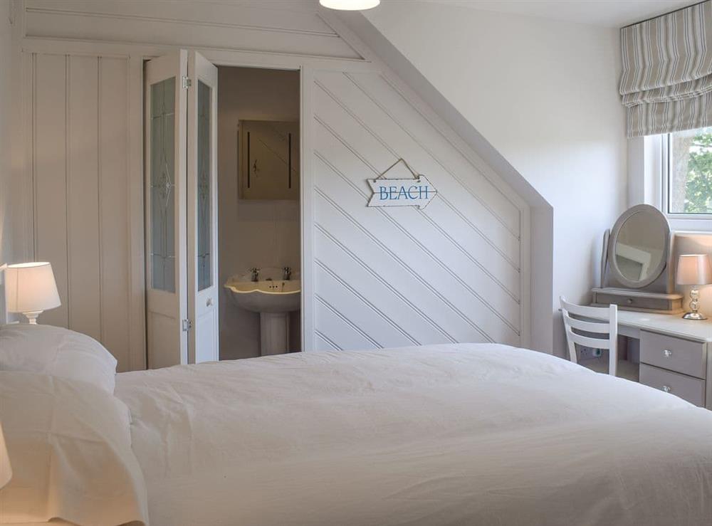 Well presented double bedroom with en-suite at Burwyns in Ventnor, Isle of Wight