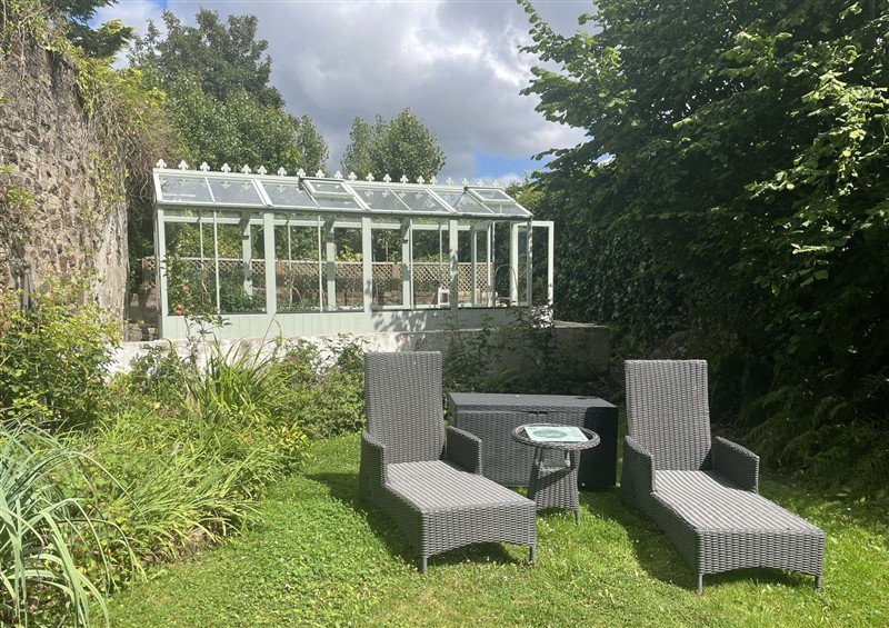 Enjoy the garden (photo 2) at Butlers Loft, Par