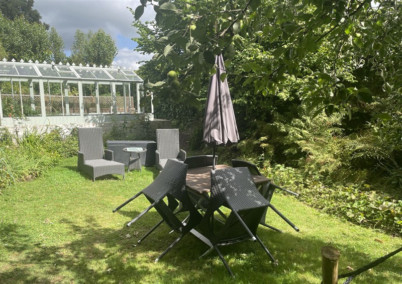 Enjoy the garden at Butlers Loft, Par