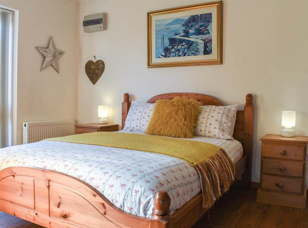 Double bedroom at Buttercup Barn in Wootton, Isle of Wight
