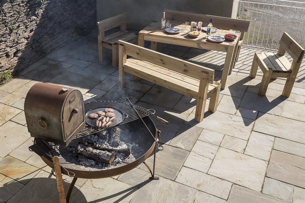 The fire pit can be adapted for use as either a barbecue or pizza oven