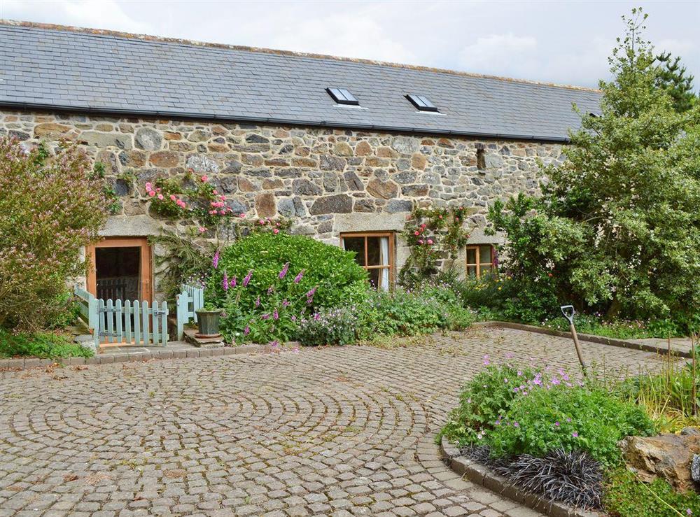 Cobbled area at rear of property at Buzzard Barn in St Martin, Nr Helston, Cornwall., Great Britain