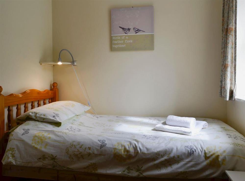 Light and airy single bedroom at Hen Ysgubor, 