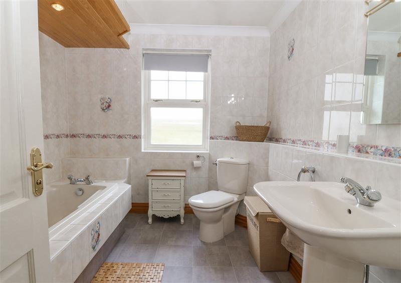 The bathroom (photo 2) at Bwthyn Clai, Llangefni
