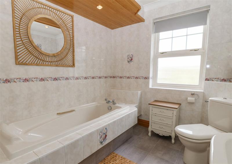 The bathroom (photo 3) at Bwthyn Clai, Llangefni