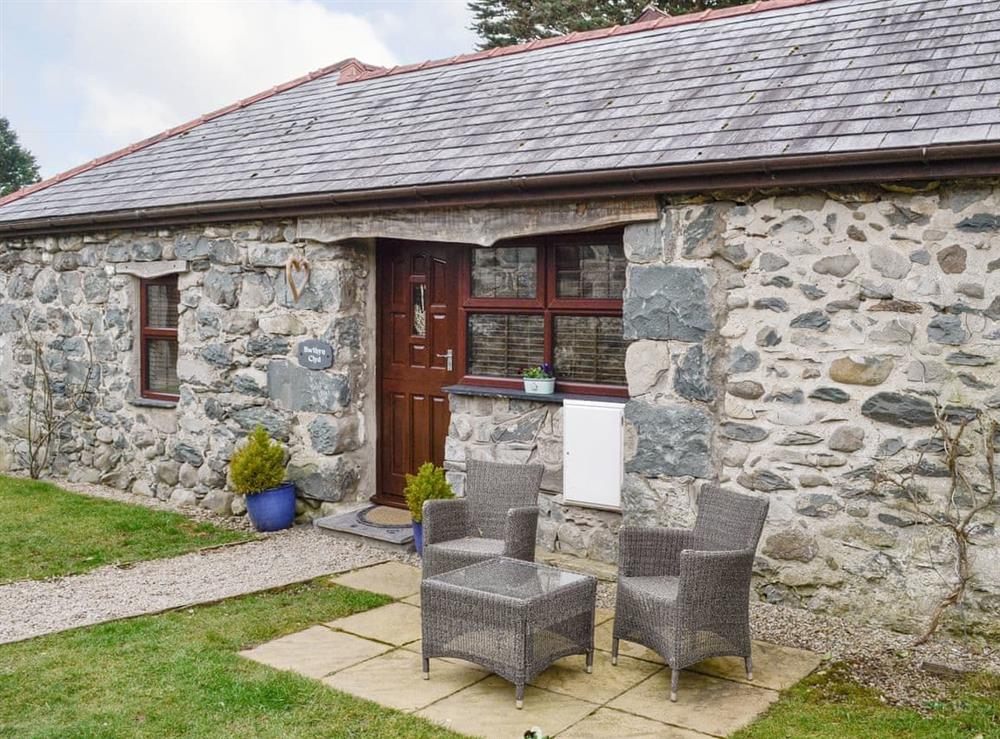 Attractive holiday home with sitting out area at Bwthyn Clyd in Dyffryn Ardudwy, near Barmouth, Gwynedd