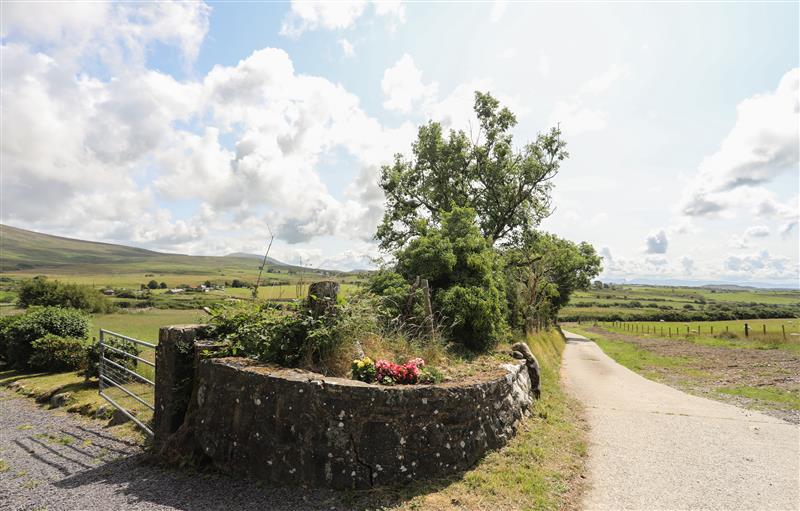 The setting around Bwthyn Derwin Fawr (photo 2) at Bwthyn Derwin Fawr, Garndolbenmaen near Penygroes