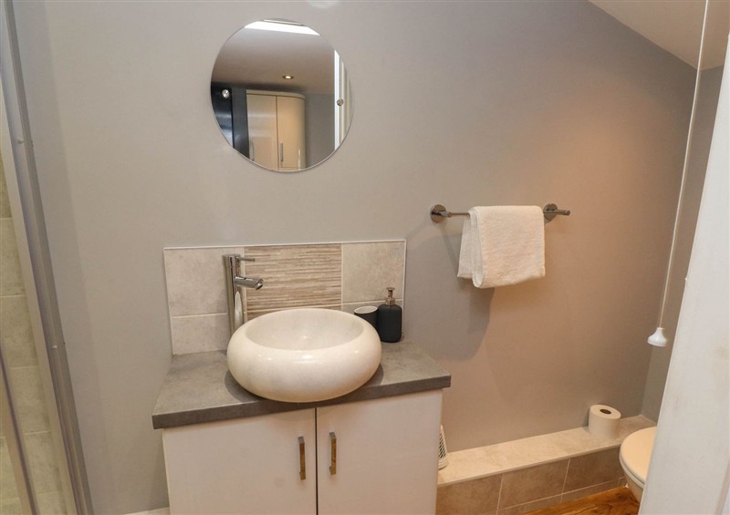 The bathroom (photo 2) at Bwthyn Mair, Llangefni