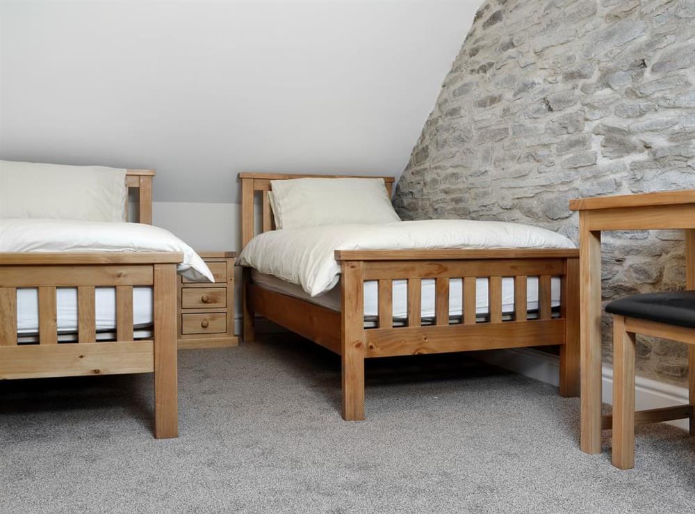 Cosy bedroom with twin beds at Bwthyn Y Bugail in Felindre, near Swansea, Glamorgan, West Glamorgan