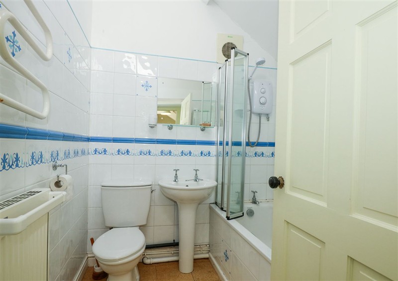 Bathroom at Caen Y Coed Cottage, Penrhyndeudraeth