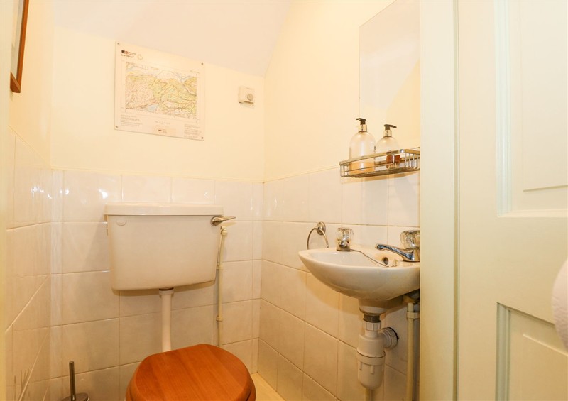 The bathroom at Caen Y Coed Cottage, Penrhyndeudraeth