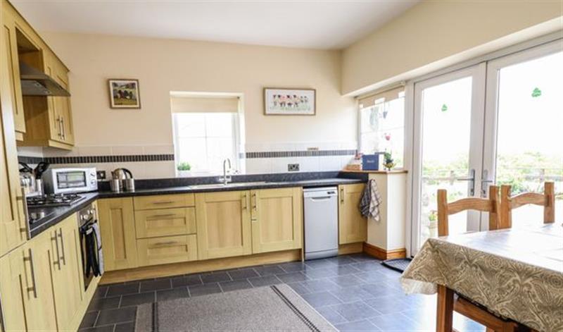 The kitchen (photo 2) at Caerffynon Bach, Dyffryn Ardudwy