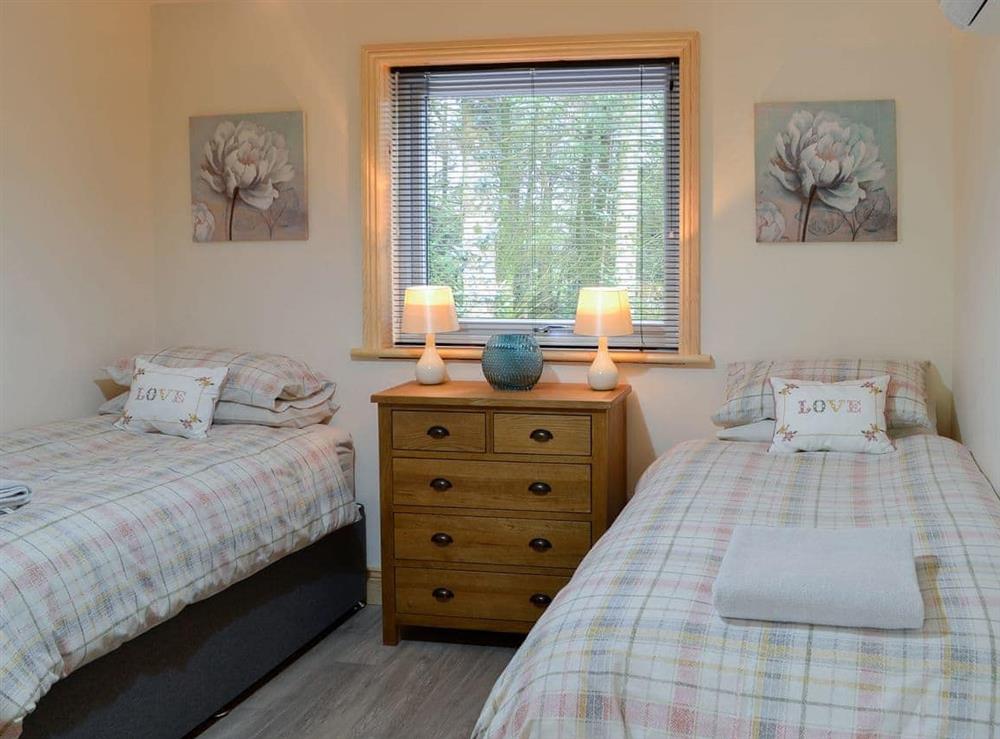 Bedroom with twin single beds at Woodedge, 