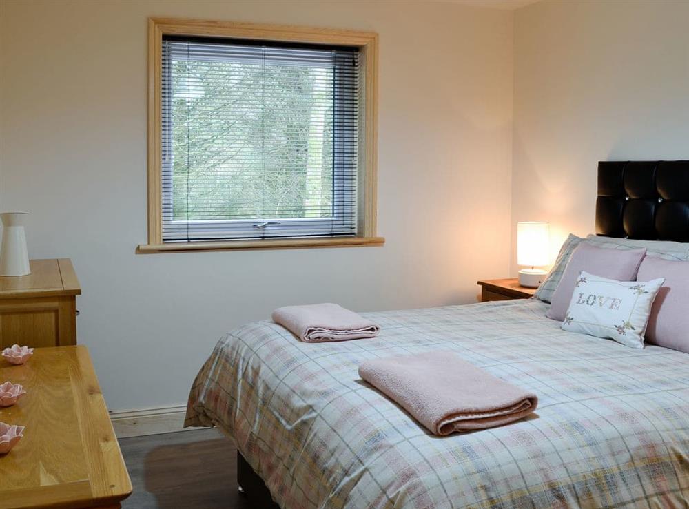 Welcoming double bedded room at Woodedge, 