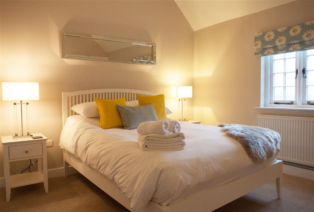 Field Mouse bedroom with a 5’ king-size zip and link bed and en-suite at Calcot Farmhouse, Montgomery