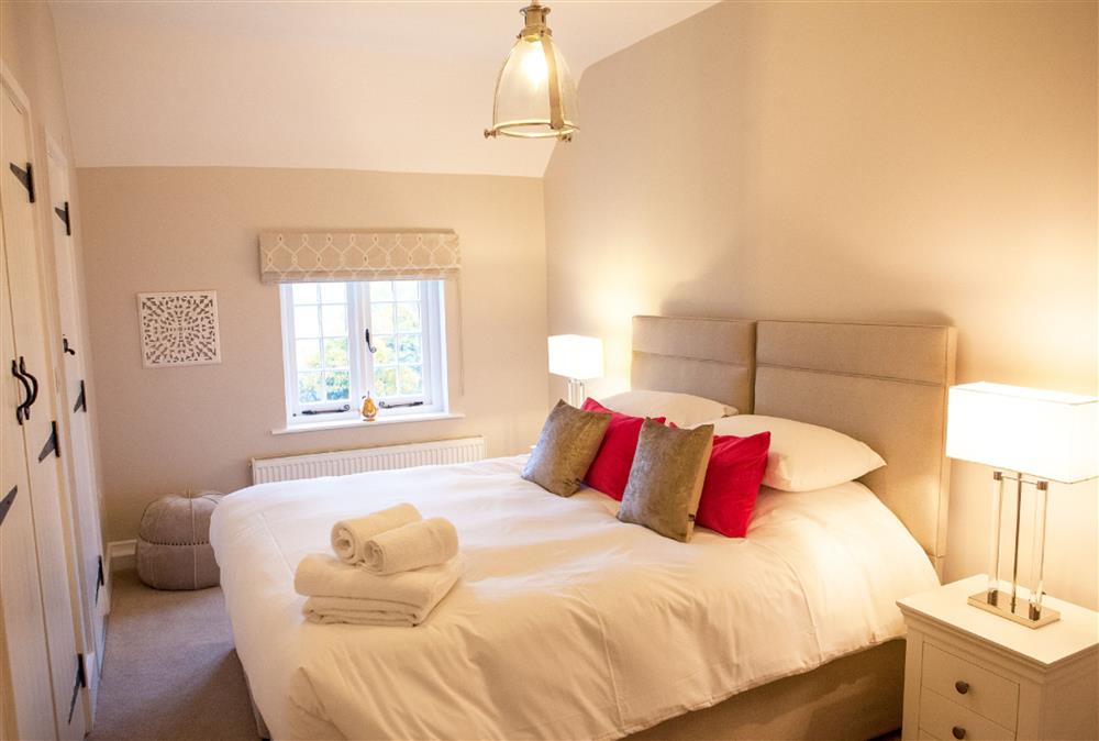 Partridge bedroom with a 5’ king-size bed and en-suite at Calcot Farmhouse, Montgomery