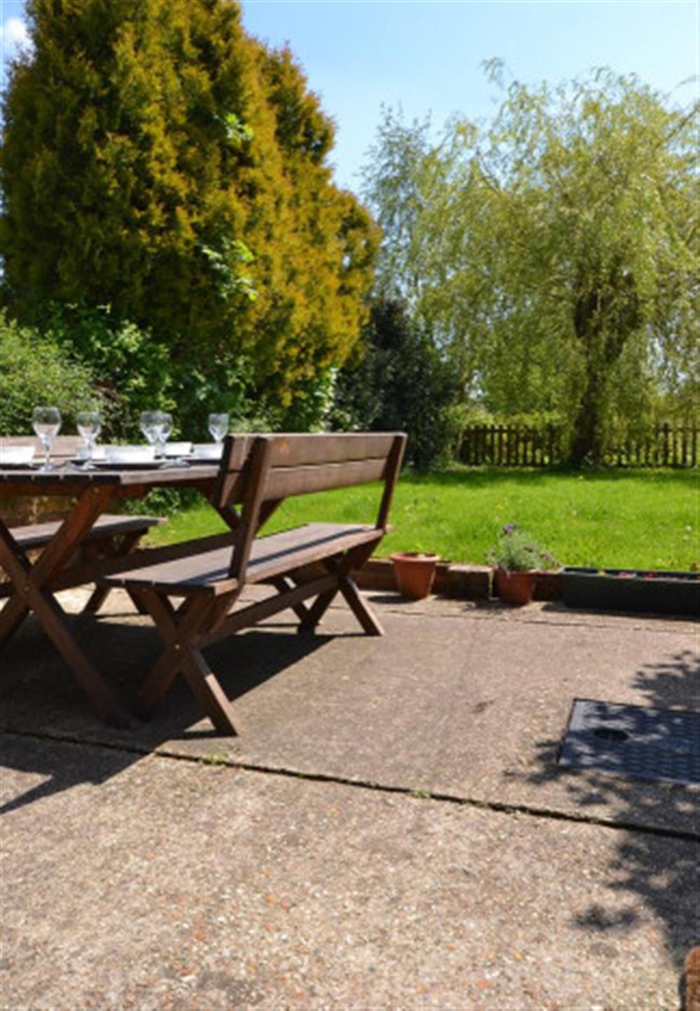 Garden area and outside dining area at Camellia Cottage in Lyndhurst
