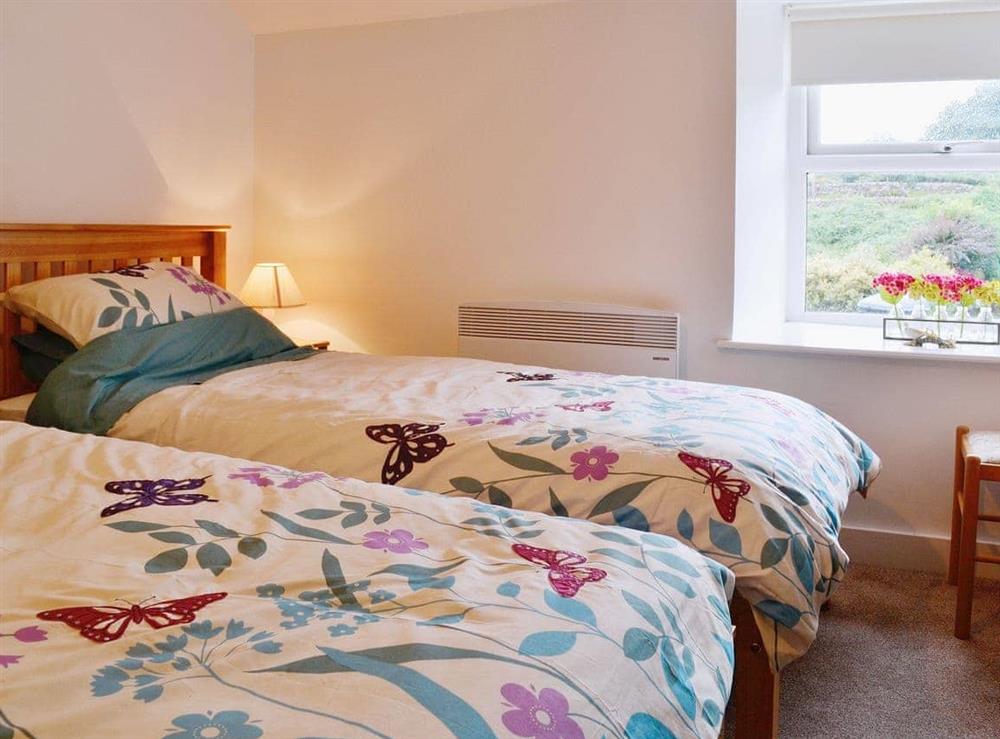 Cosy twin bedded room at Capel Fawnog Mawr in Talsarnau, Gwynedd