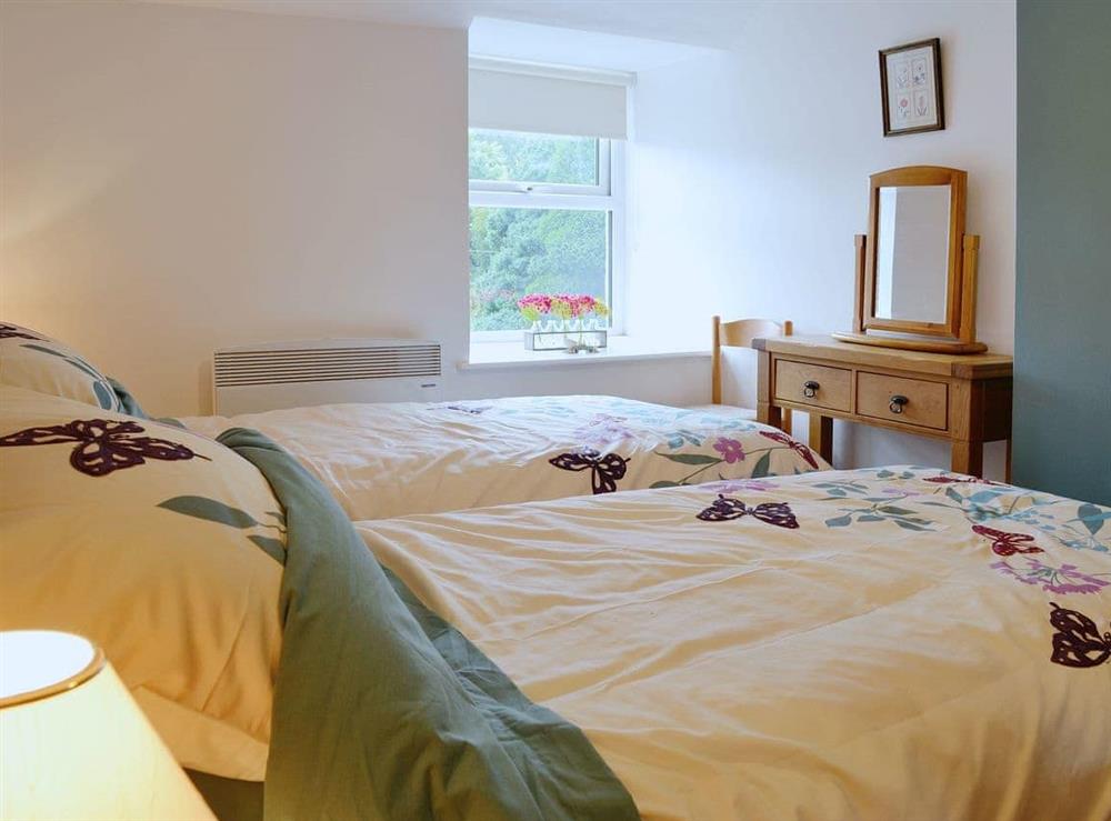Lovely twin bedded room with well lit airy dressing area at Capel Fawnog Mawr in Talsarnau, Gwynedd