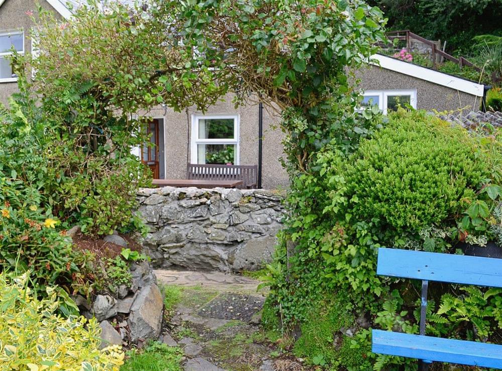 Verdant garden with secluded romantic seating at Capel Fawnog Mawr in Talsarnau, Gwynedd
