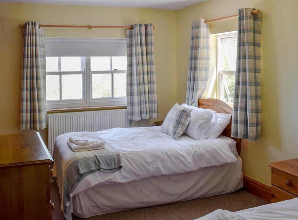 Spacious twin bedroom at Captains Cottage in Whitby, North Yorkshire