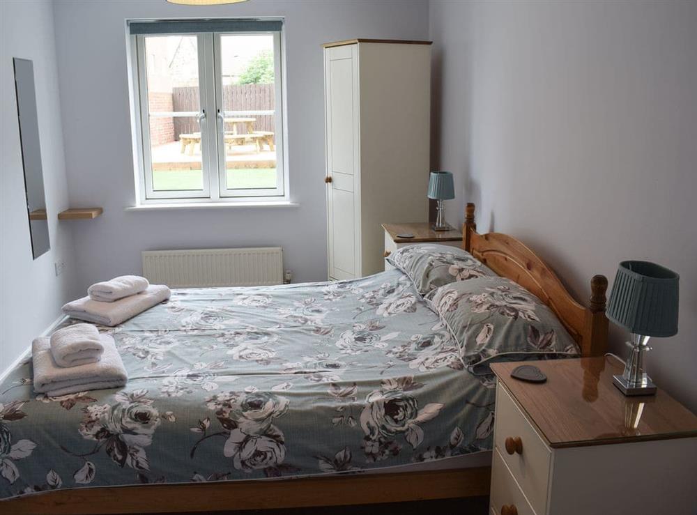 Double bedroom with en-suite at Captains House, 