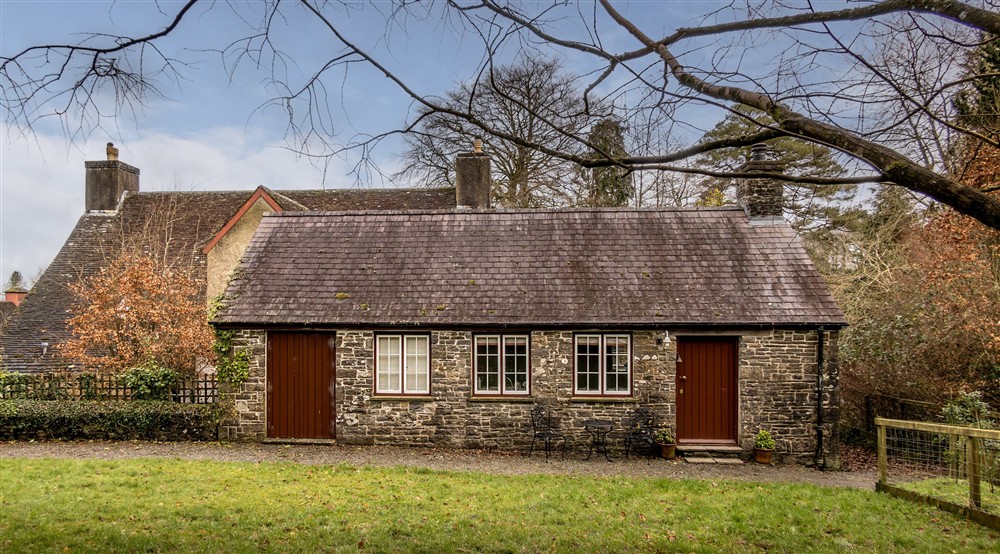 The exterior of Cariad Cottage and its grassed garden, Carmarthenshire at Cariad Cottage in Llandeilo, Carmarthenshire