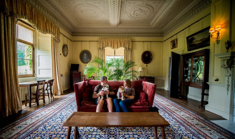 Visitors with dogs in Newton House at Cariad Cottage in Llandeilo, Carmarthenshire