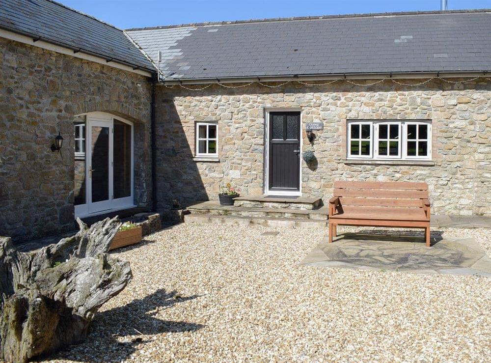 Lovely single storey accommodation in a fantastic location at Dairy Cottage, 