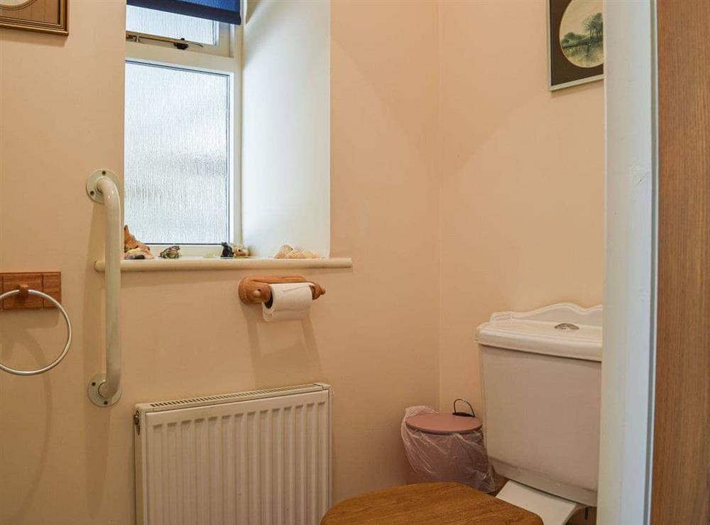 Bathroom at Carpenters Barn in Pillerton Hersey, near Shipston-on-Stour, Warwickshire