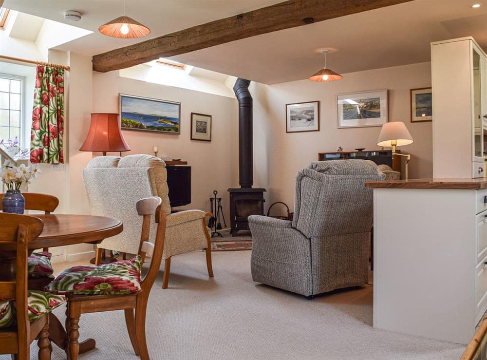 Living room/dining room at Carpenters Barn in Pillerton Hersey, near Shipston-on-Stour, Warwickshire