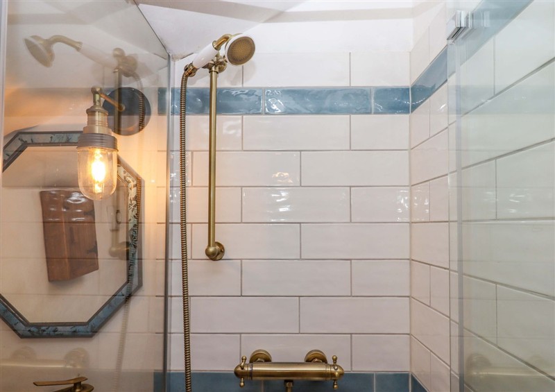 The bathroom at Carpenters Cottage, Hatherleigh