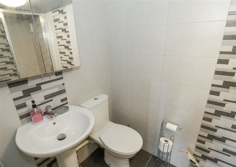 The bathroom at Carps Well Lodge, Hatton near Shrewley