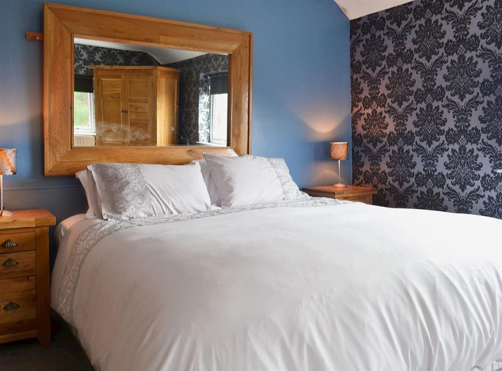 Double bedroom with en-suite at Carreg Y Garth Isaf in Bangor, Gwynedd