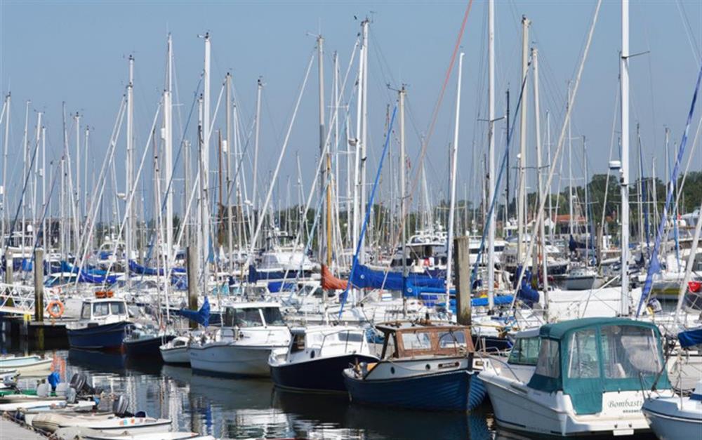 Coastal town of Lymington just 15 mins away at Carriage House Cottage in East End