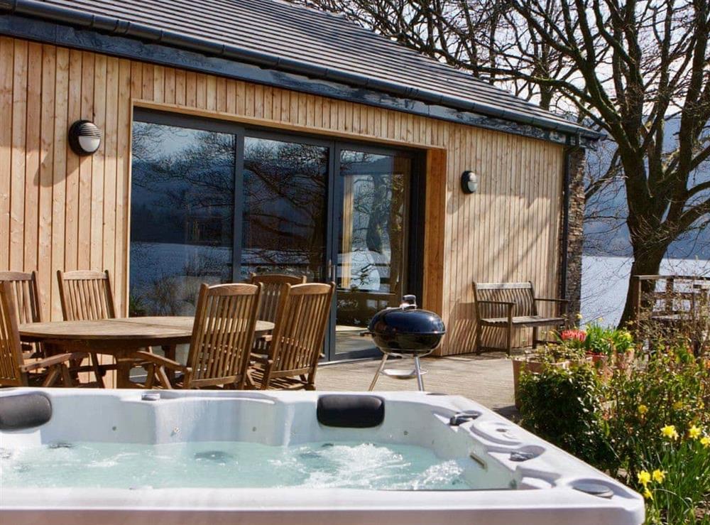 Relax in the garden and soak up the fantastic views over the loch at Carsaig in Brig o’Turk, near Callander, Perthshire