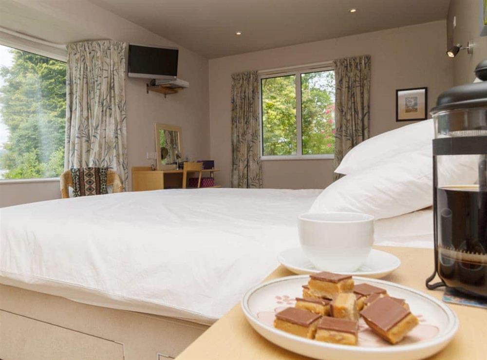 Spacious double bedroom with en-suite and loch views (photo 3) at Carsaig in Brig o’Turk, near Callander, Perthshire