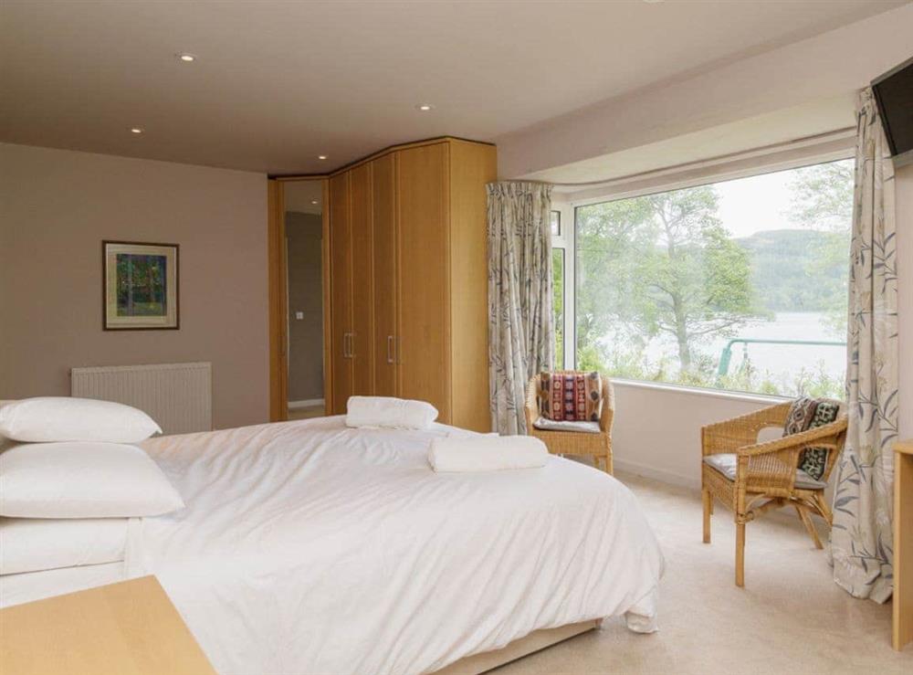 Spacious double bedroom with en-suite and loch views at Carsaig in Brig o’Turk, near Callander, Perthshire