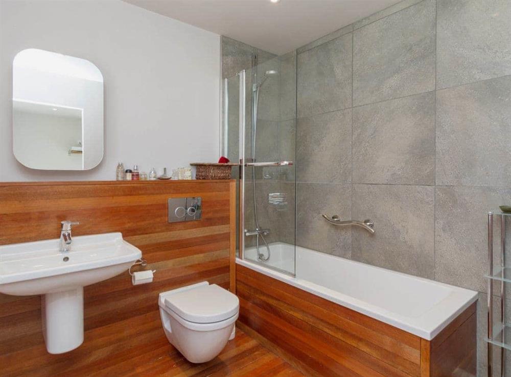 Tasteful en-suite bathroom at Carsaig in Brig o’Turk, near Callander, Perthshire