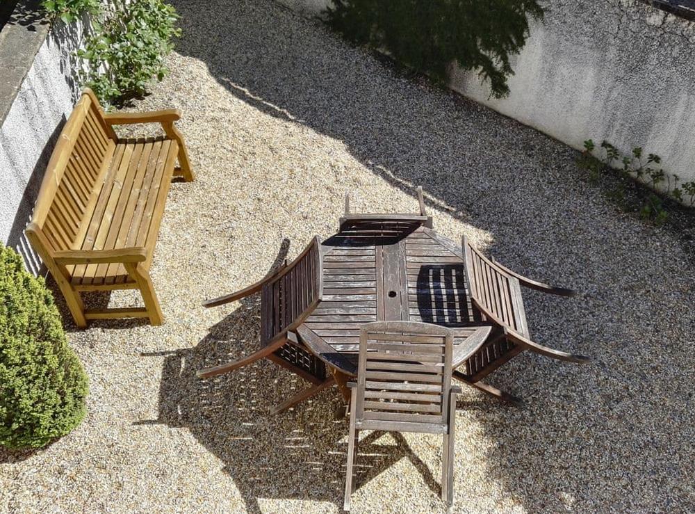 Grabelled garden with table and chairs at Carthwaite in Keswick, Cumbria